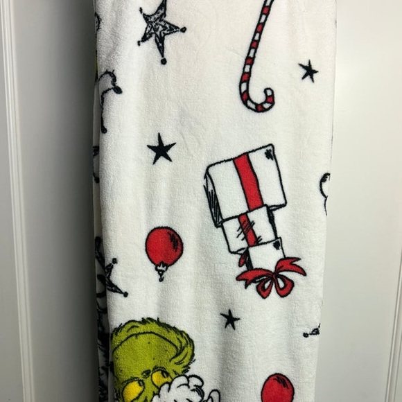 The Grinch & Max Classic Christmas Print Oversized Throw Blanket NWT 60”x70” - Picture 3 of 3